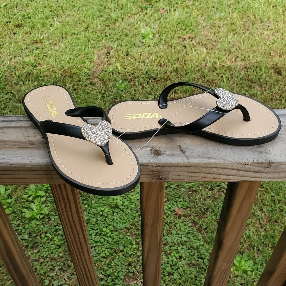 NEW SODA black flip flops with rhinestone heart 13